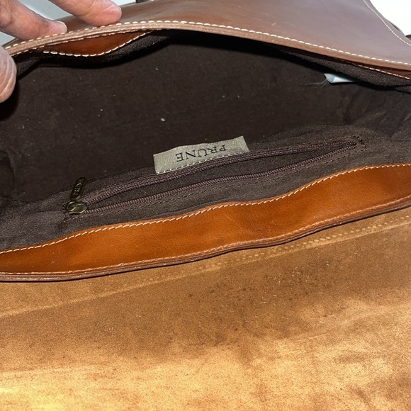 Prune Leather Shoulder Bag. Preloved - Picture 4 of 11